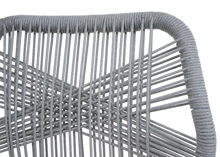 Detailansicht eines Stuhls mit geflochtenem Seildesign