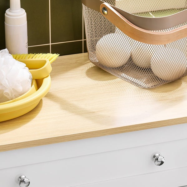 Badezimmerablage mit Utensilien und Dekoartikeln