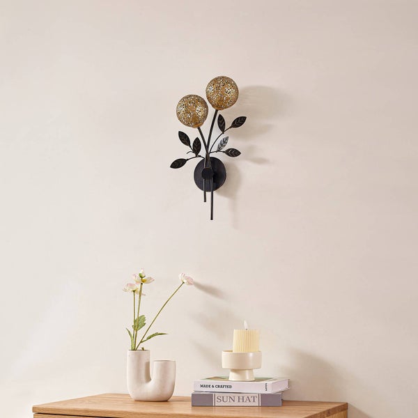 Wandleuchte mit zwei goldenen Kugeln und Blättern als Dekoration