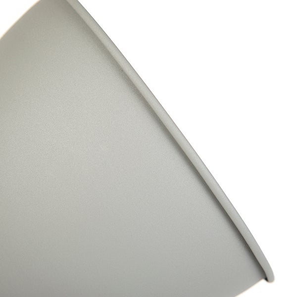 Detailsansicht eines abgerundeten Lampenschirms aus Metall