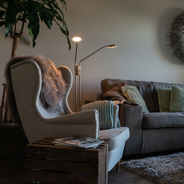 Wohnzimmer mit Sessel, Sofa und Stehlampe
