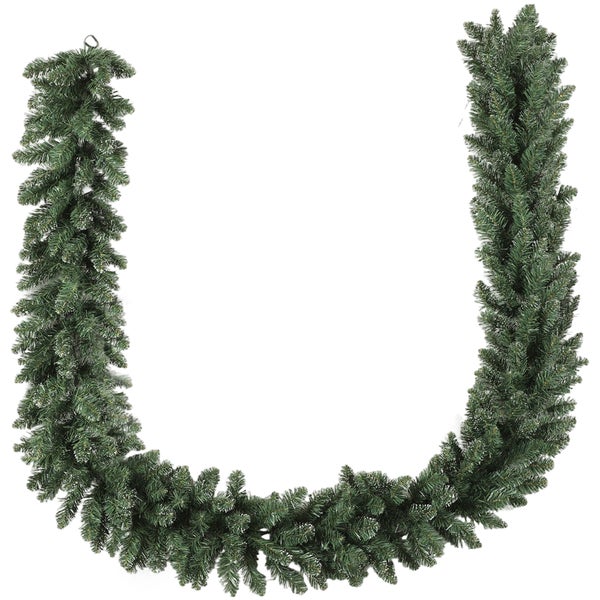 Künstliche Tannengirlande in U-Form aus grünen Kunststoffnadeln für die Weihnachtsdekoration.