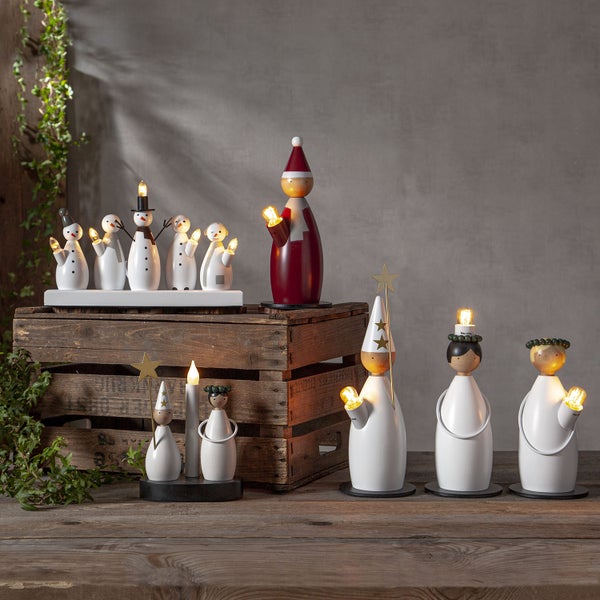 Weihnachtsdekoration mit Holzfiguren und LED Beleuchtung auf einem Holztisch