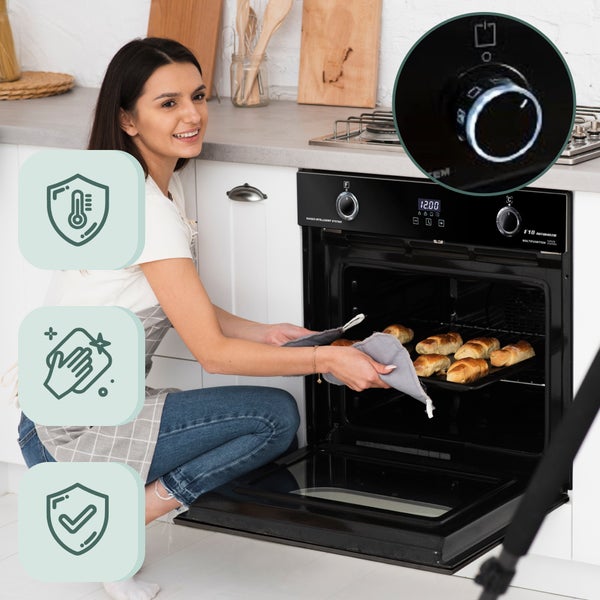 Eine Frau schiebt ein Backblech mit Gebäck in einen Einbaubackofen in einer modernen hellen Küche mit Symbolen für Hitzeschutz und einfache Reinigung.