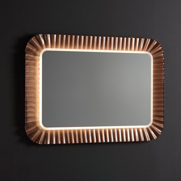 Rechteckiger Wandspiegel mit abgerundeten Ecken, gewelltem Metallrahmen in Bronze-Optik und integrierter LED-Beleuchtung.