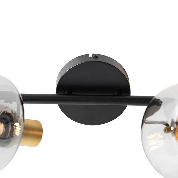 Detailansicht einer Wandleuchte mit Glaskugelschirmen