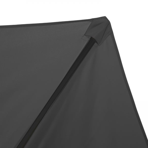 Detailansicht einer Sonnenschirm-Ecke mit Metallstrebe in der Tasche aus grauem Polyestergewebe.