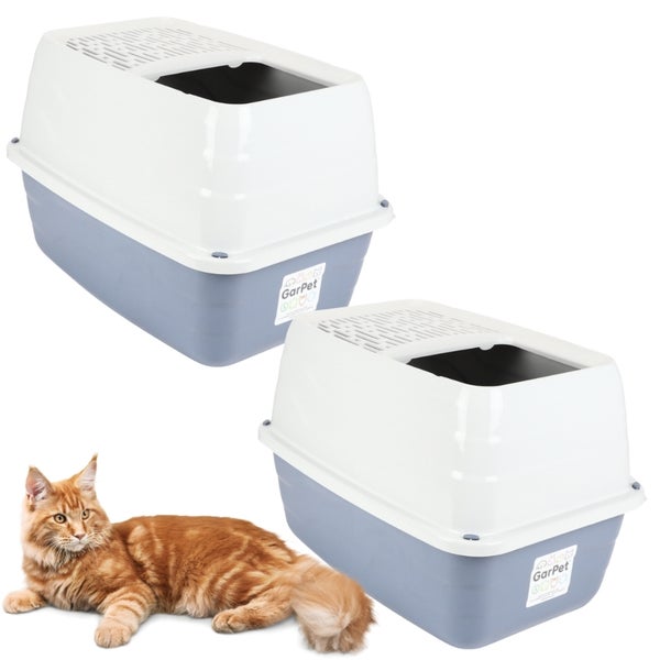 Zwei Katzentoiletten mit Abdeckung und eine Katze