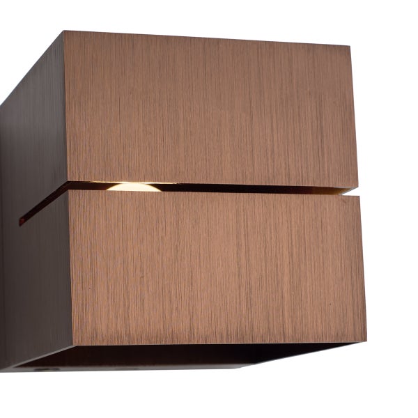 Würfelförmige Wandleuchte aus gebürstetem Metall mit horizontalem Lichtschlitz.