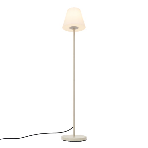 Schlanke Stehleuchte in Beige mit konischem Schirm, rundem Fuß und schwarzem Netzkabel.