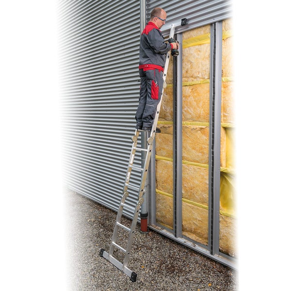 Mann auf einer Mehrzweckleiter bei Dämmarbeiten an einer Wand