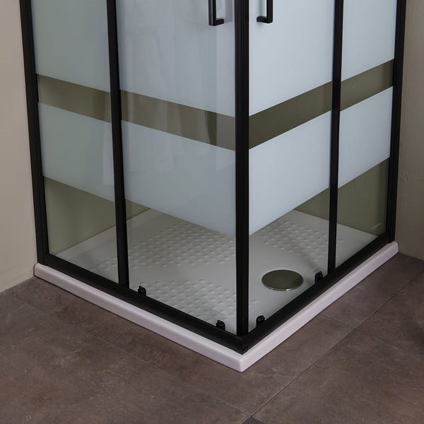 Eckansicht einer Duschkabine mit schwarzem Rahmen und Glastüren mit Streifenmuster