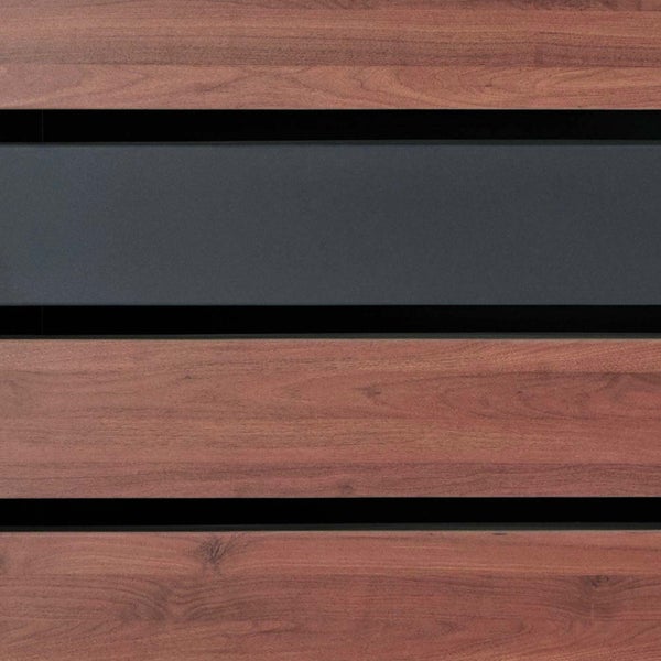 Holzfassade mit Dekorplatten