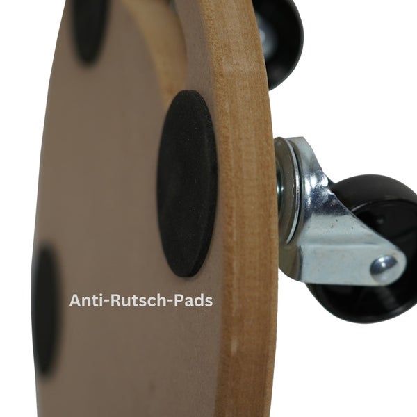 Helles Schlafzimmer mit geometrischer Tapete, Nachttisch und Lampe