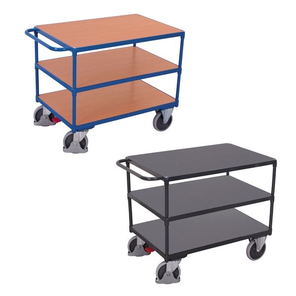 Zwei Etagenwagen mit jeweils drei Ablageflächen, Metallgestell, Lenkrollen und Schiebegriff.