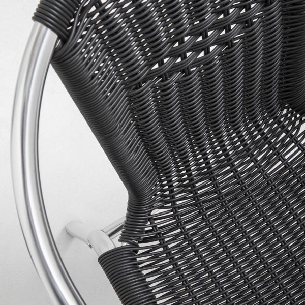 Detailansicht eines Gartenstuhls mit schwarzem Polyrattan-Geflecht und silberfarbenem Metallrahmen.