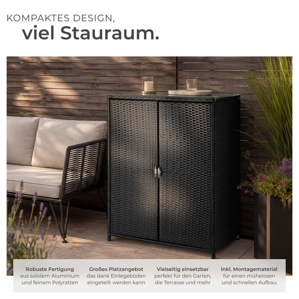 Gartenschrank aus Polyrattan mit zwei Türen und Glasplatte auf einer Terrasse neben einem Loungesofa.