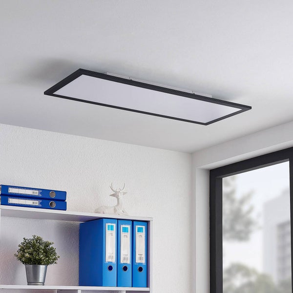 Modernes rechteckiges LED-Panel mit schwarzem Rahmen an einer weißen Decke in einem hellen Büro mit Regalen und Aktenordnern.
