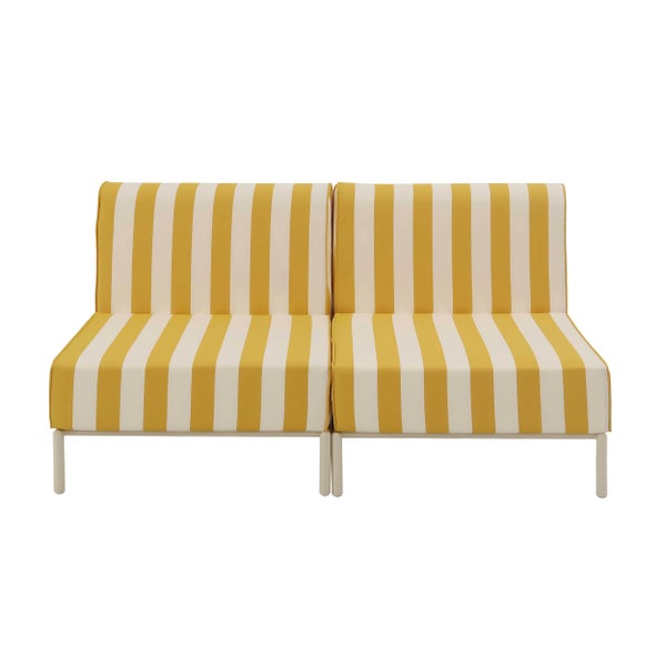 Gelb-weiß gestreiftes Zweisitzer Gartensofa mit Metallgestell ohne Armlehnen.
