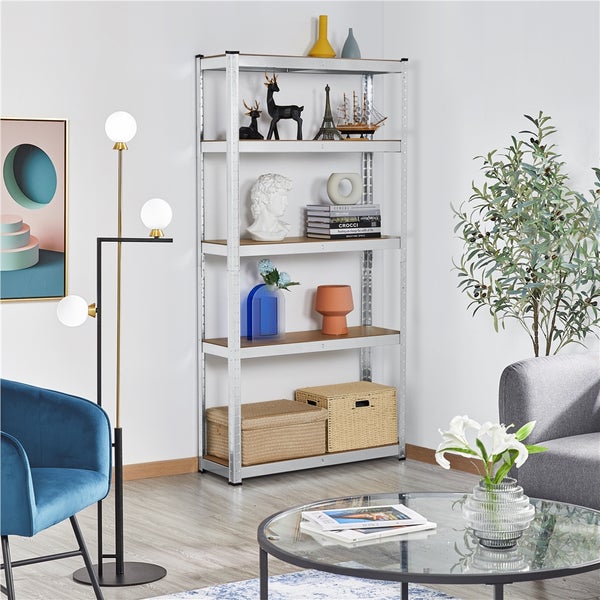 Silbernes Metallregal mit fünf Holzböden in einem hellen Wohnzimmer, dekoriert mit Vasen, Büchern und Aufbewahrungskörben.