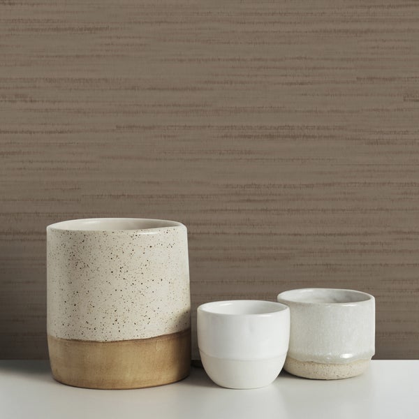 Strukturierte Tapete mit horizontalem Linienmuster in einer Raumszene mit Keramiktöpfen auf einer weißen Ablage.