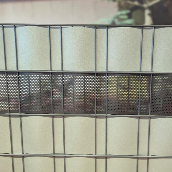 Nahaufnahme eines Gabionenzauns mit Steinfüllung und Maschendraht