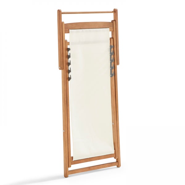 Zusammengeklappter Liegestuhl aus Holz mit cremefarbener Textilbespannung.