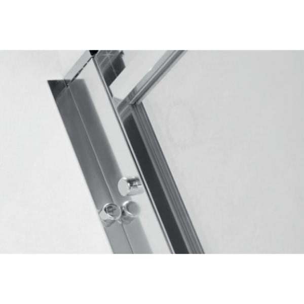 Detailansicht einer Duschkabine mit Glas und Beschlägen