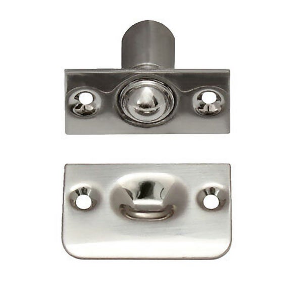Ein Kugelschnapper aus Metall mit Montageplatte als Türverschluss für Möbel