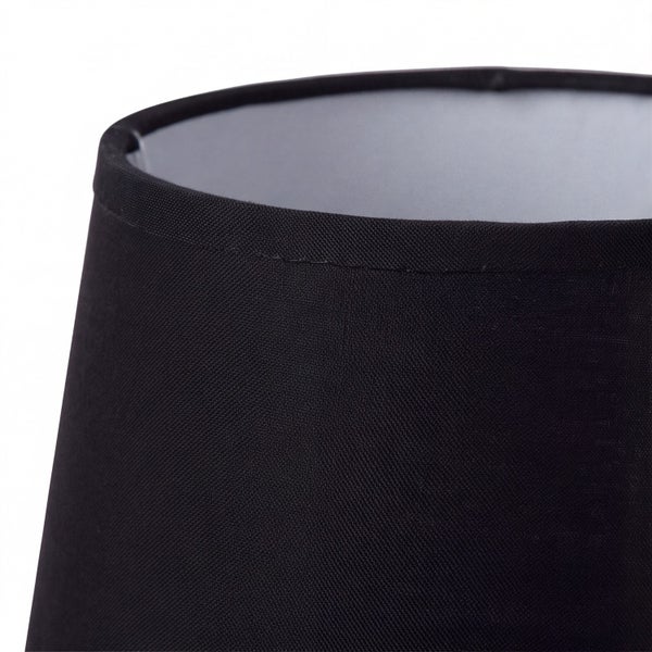 Detailansicht eines Lampenschirms aus Stoff in konischer Form.