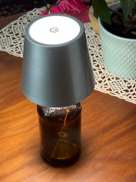 LED Lampe Tischlampe Flaschenlampe , Farbe Silber, kabellos, dimmbar, aufladbar USB, zum Aufstecken auf Flaschen für zu Hause, Restaurants, Hotels, Bars