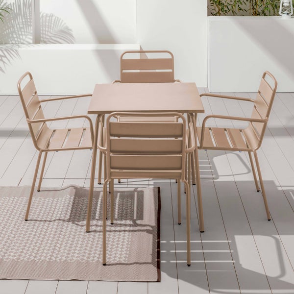 Modernes Gartenmöbel-Set bestehend aus einem quadratischen Metalltisch und vier Metallstühlen auf einer hellen Terrasse.