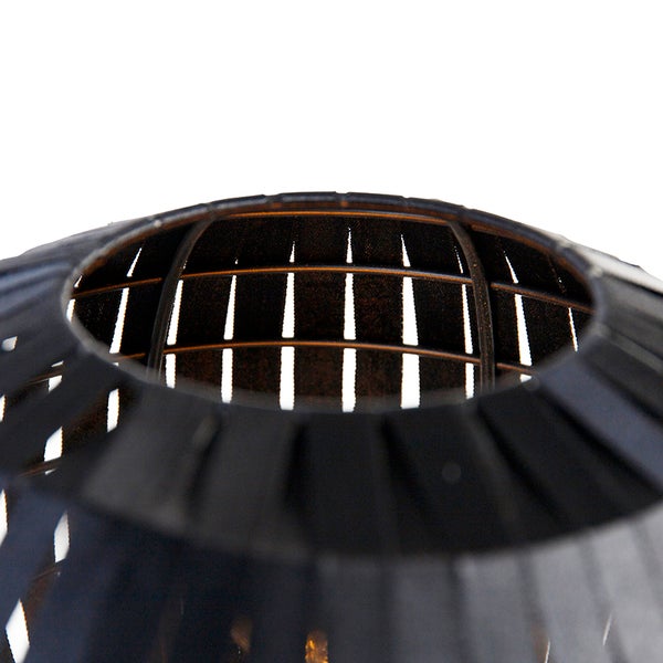 Detailansicht einer schwarzen Hängelampe mit schirmförmigem Design