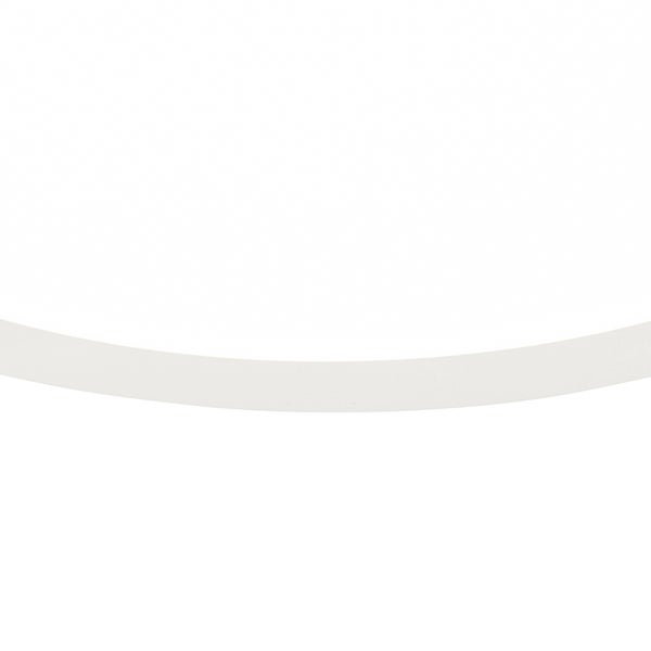 Nahaufnahme eines gebogenen weißen Streifens.