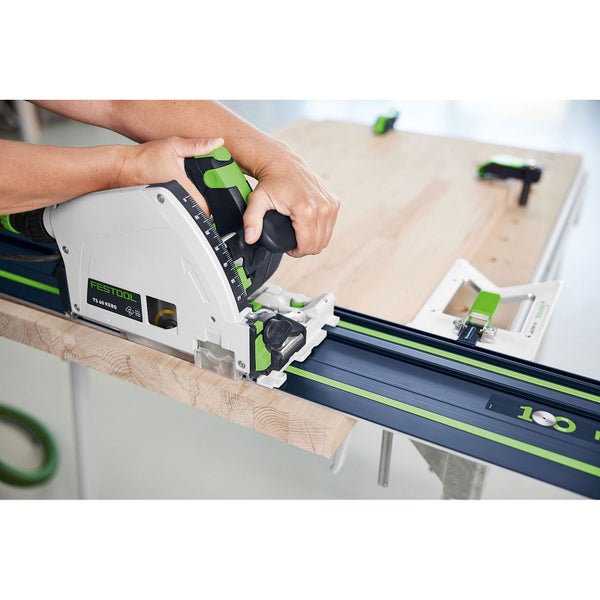 Festool Tauchsäge TS 60 KEBQ beim Schneiden einer Holzplatte auf einer Führungsschiene.