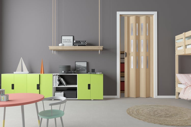 Kinderzimmer mit Faltüren, Spieltisch, Spielzeug und Etagenbett.