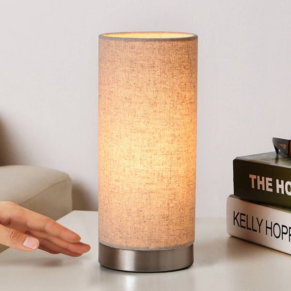 Zylindrische Tischleuchte mit Stoffschirm und Metallsockel, Touch-Funktion.