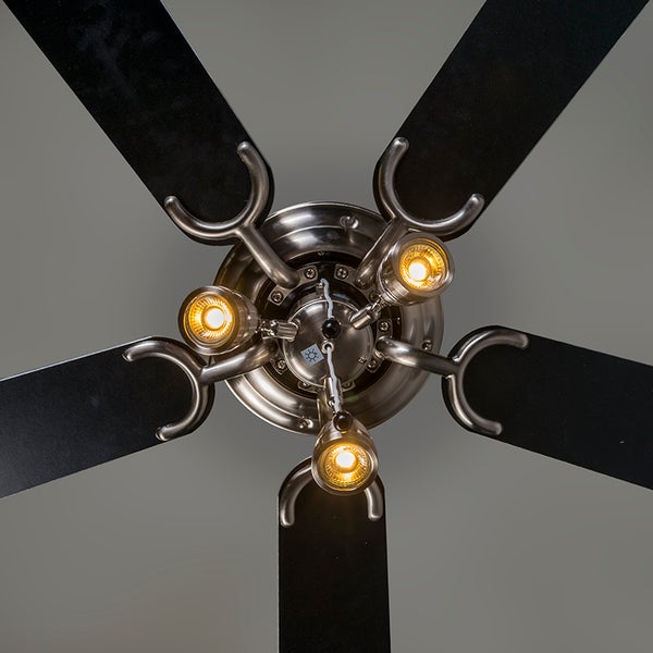Deckenventilator mit Beleuchtung und fünf Flügeln, Unteransicht mit sichtbaren Leuchtmitteln und silberfarbenem Gehäuse.