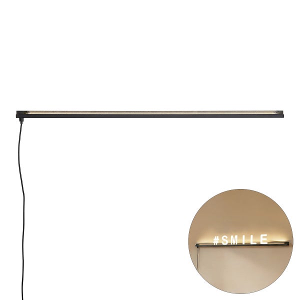 Schwarze Wandleuchte aus Metall in linearer Form mit Netzkabel und einem Anwendungsbeispiel mit hinterleuchteten Buchstaben.