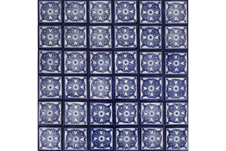Anordnung von quadratischen Keramikfliesen mit floralem Muster