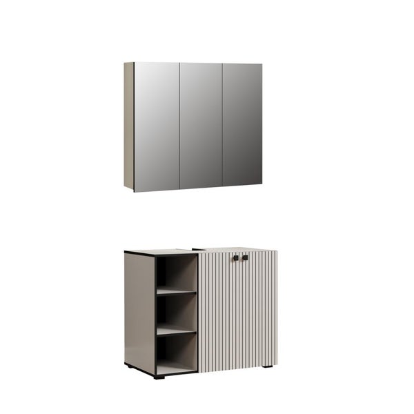 Badezimmermöbel Set bestehend aus einem Spiegelschrank mit drei Spiegeltüren und einem Waschbeckenunterschrank mit offenen Regalfächern.
