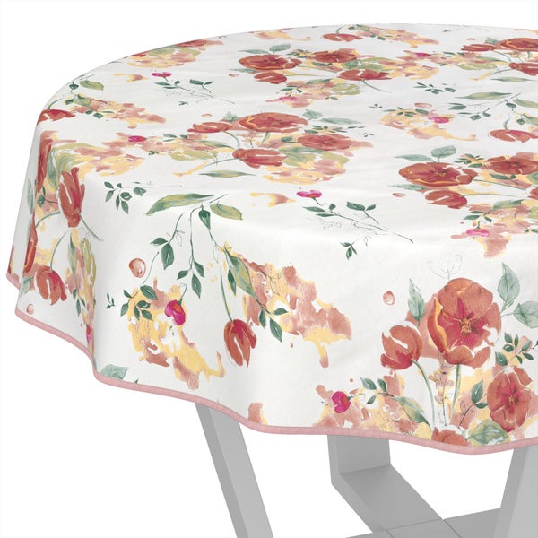 Runde Tischdecke mit floralem Muster aus roten und rosa Blüten sowie grünen Blättern auf weißem Hintergrund.