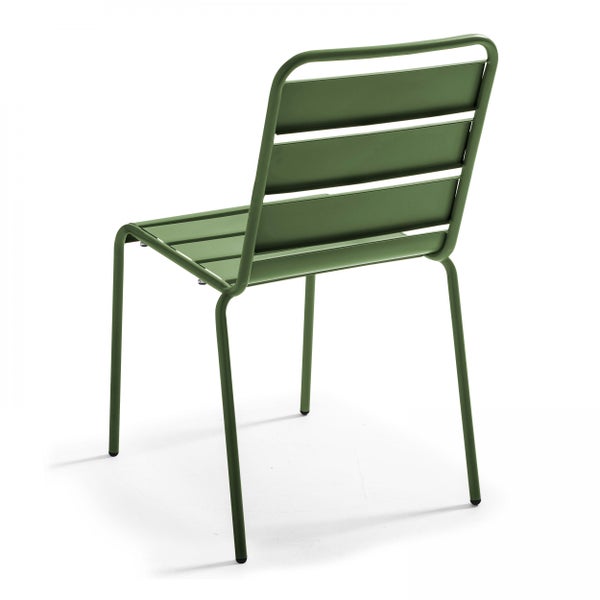 Grüner Gartenstuhl aus Metall mit Lattenrücken und -sitz.