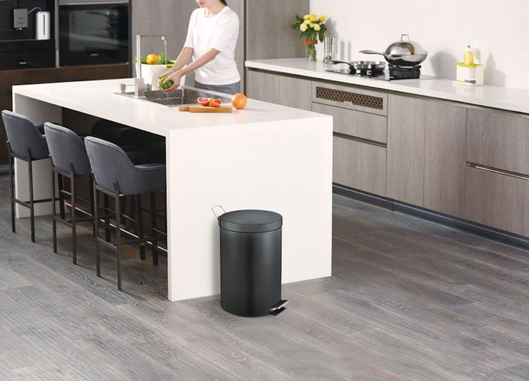 PROREGAL Runder Tretabfallsammler Mit Herausnehmbaren Kunststoff Inneneimer 20 Liter Höhe 44,5 cm Schwarz