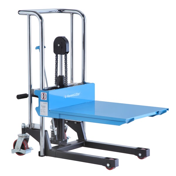 Manueller Plattform-Hochhubwagen HanseLifter mit Kettenzug, blauer Plattform und verchromtem Gestell.