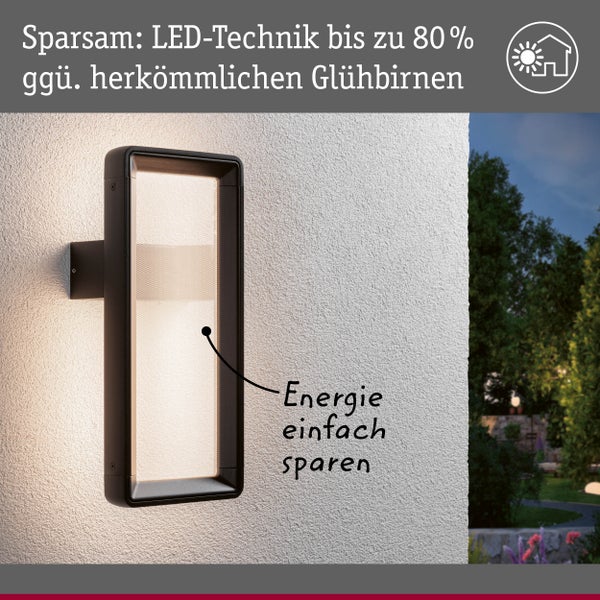 Rechteckige LED-Außenwandleuchte an einer Hauswand montiert, mit 80 Prozent Energieersparnis gegenüber herkömmlichen Glühbirnen.