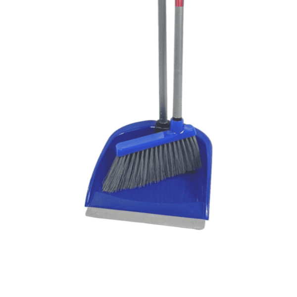 Blaue Kehrgarnitur mit langem Stiel, bestehend aus Kehrschaufel und Besen aus Kunststoff und Metall.