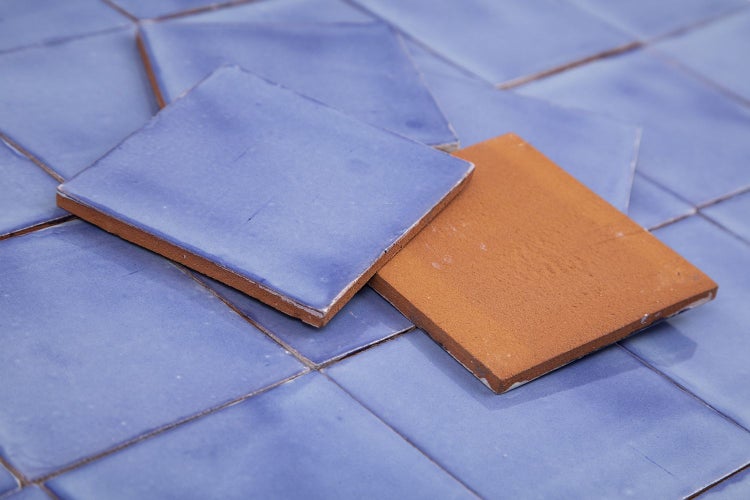 Quadratische Fliesen aus Terrakotta mit glasierter Oberfläche