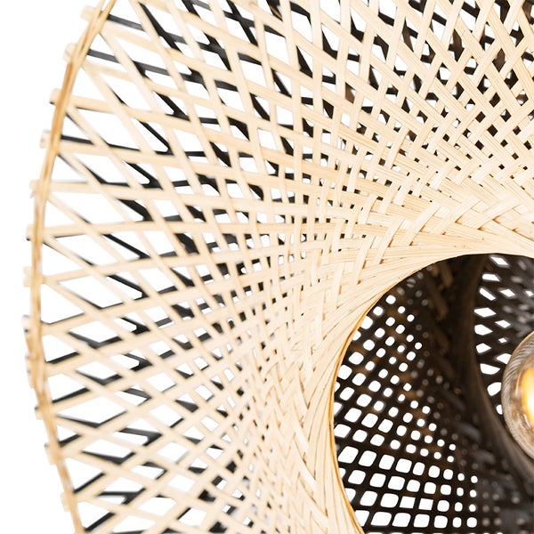 Detailansicht einer geflochtenen Hängelampe aus Bambus
