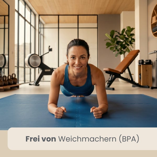 Frau trainiert auf einer blauen Fitnessmatte in einem hellen Fitnessraum. Die Matte ist frei von Weichmachern und BPA.